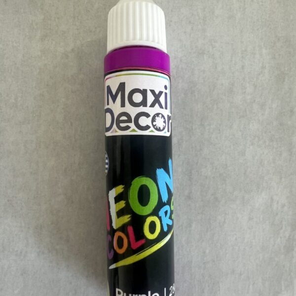 Pearl Liner Fluorescent Maxi Decor este un liner decorativ cu efect de culori fluorescente intense, ideal pentru contururi, accente fine și detalii reliefate.